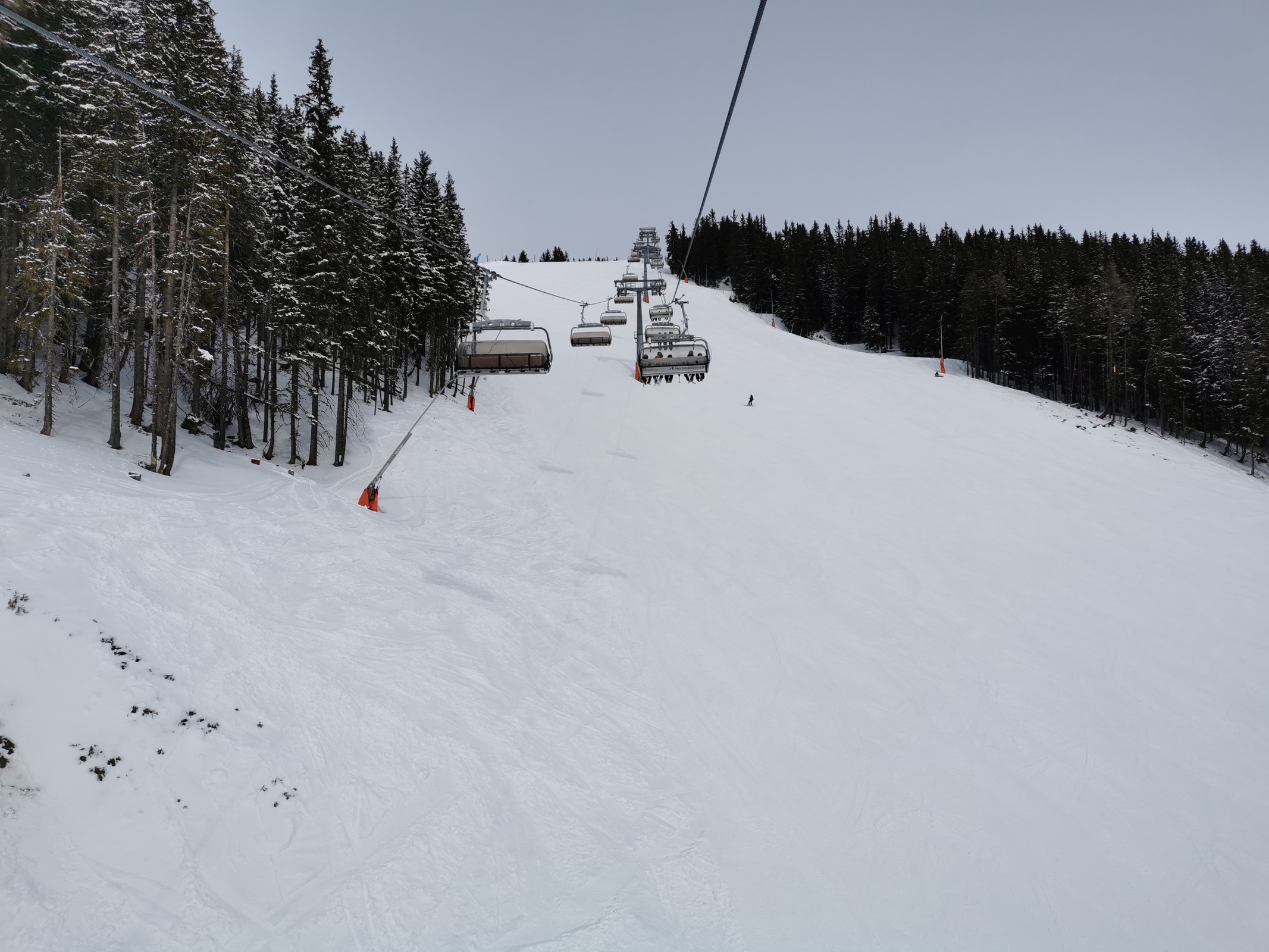 27. Auch hier sind die Pisten noch pulvrig und leer..jpg