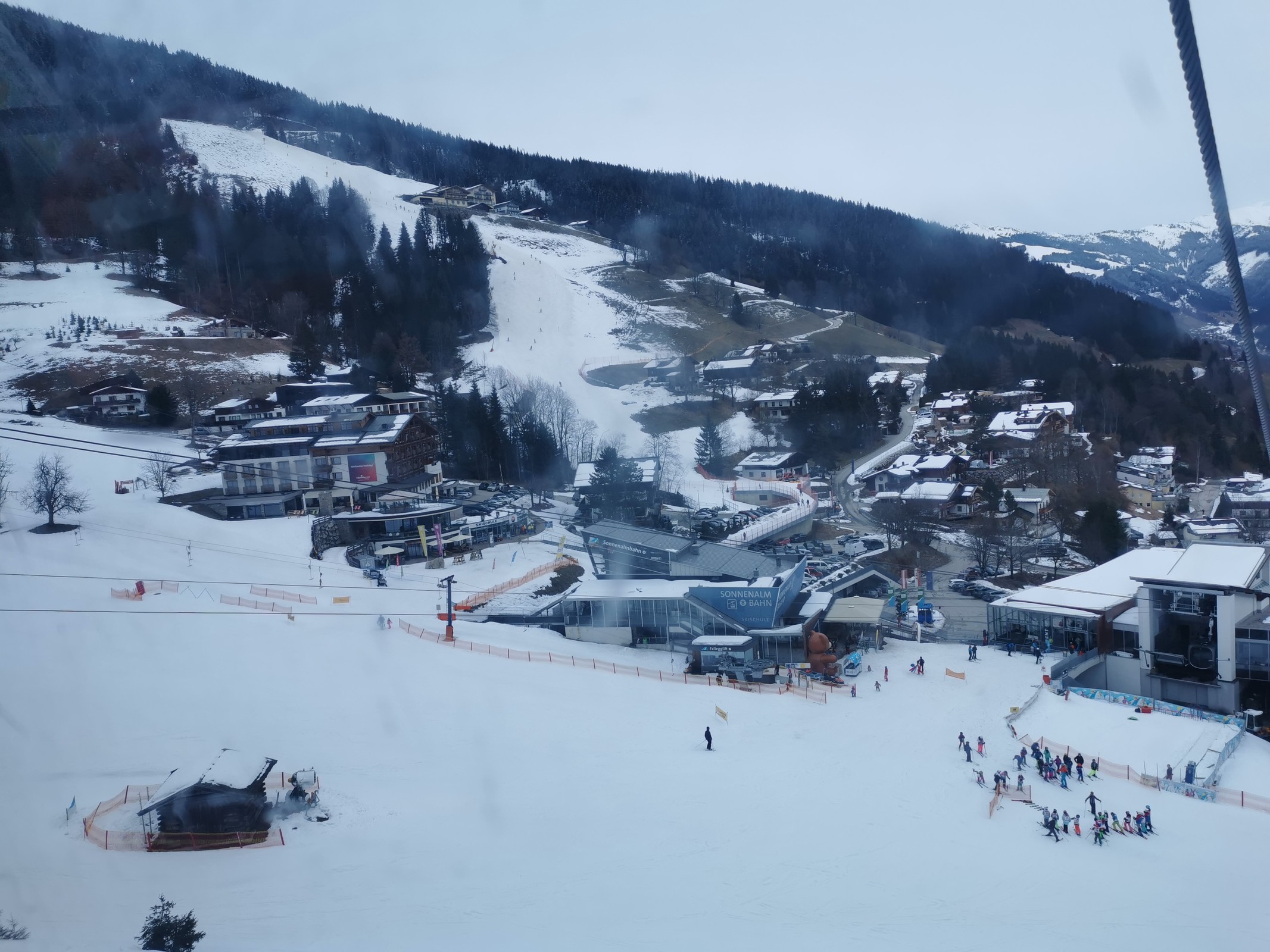 28. Über die Südabfahrt geht es nun weiter zum trassXpress. leider war die Abfahrt extrem sulzig, überfüllt und stellenweise verdreckt braun. Wird wohl nicht mehr allzu lange halten, wenn kein Neuschnee dazukommt..jpg