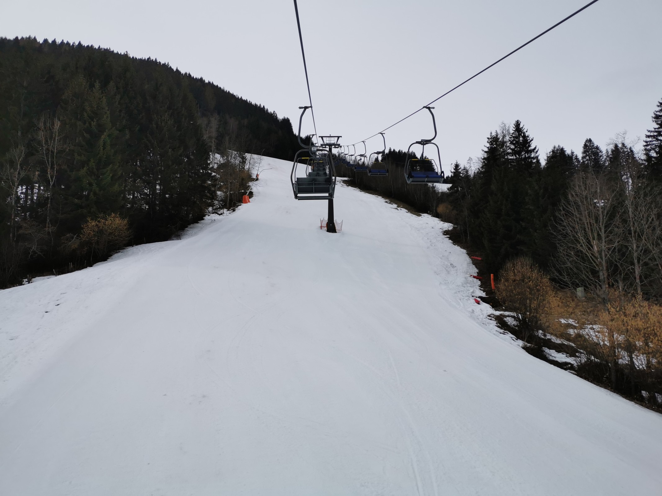 31. Jetzt noch mal den TrassXpress hinauf und die schöne lange Abfaht über den Hirschkogelexpress hinunter zur Ebenbergbahn.  Der schwarze Slalomhang an der Ebenbergbahn ist sogar noch frisch gewalzt!.jpg