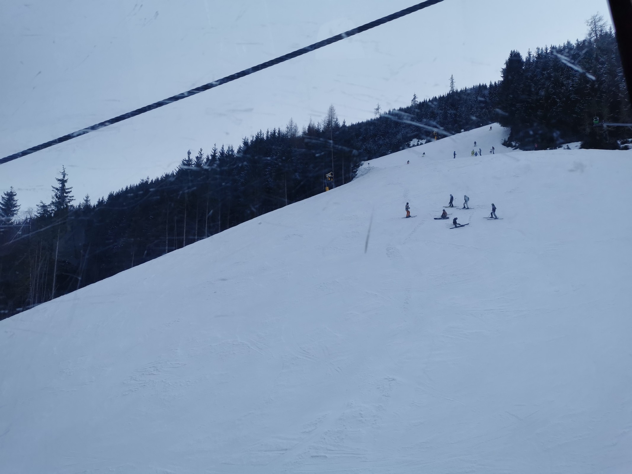 35. Im TrassXpress mit Blick auf die schwarze Nordabfahrt. Die Zeit wird knapp! Eigentlich wollte ich ja noch nach Fieberbrunn zurück, aber es ist schon halb 3 Uhr!.jpg