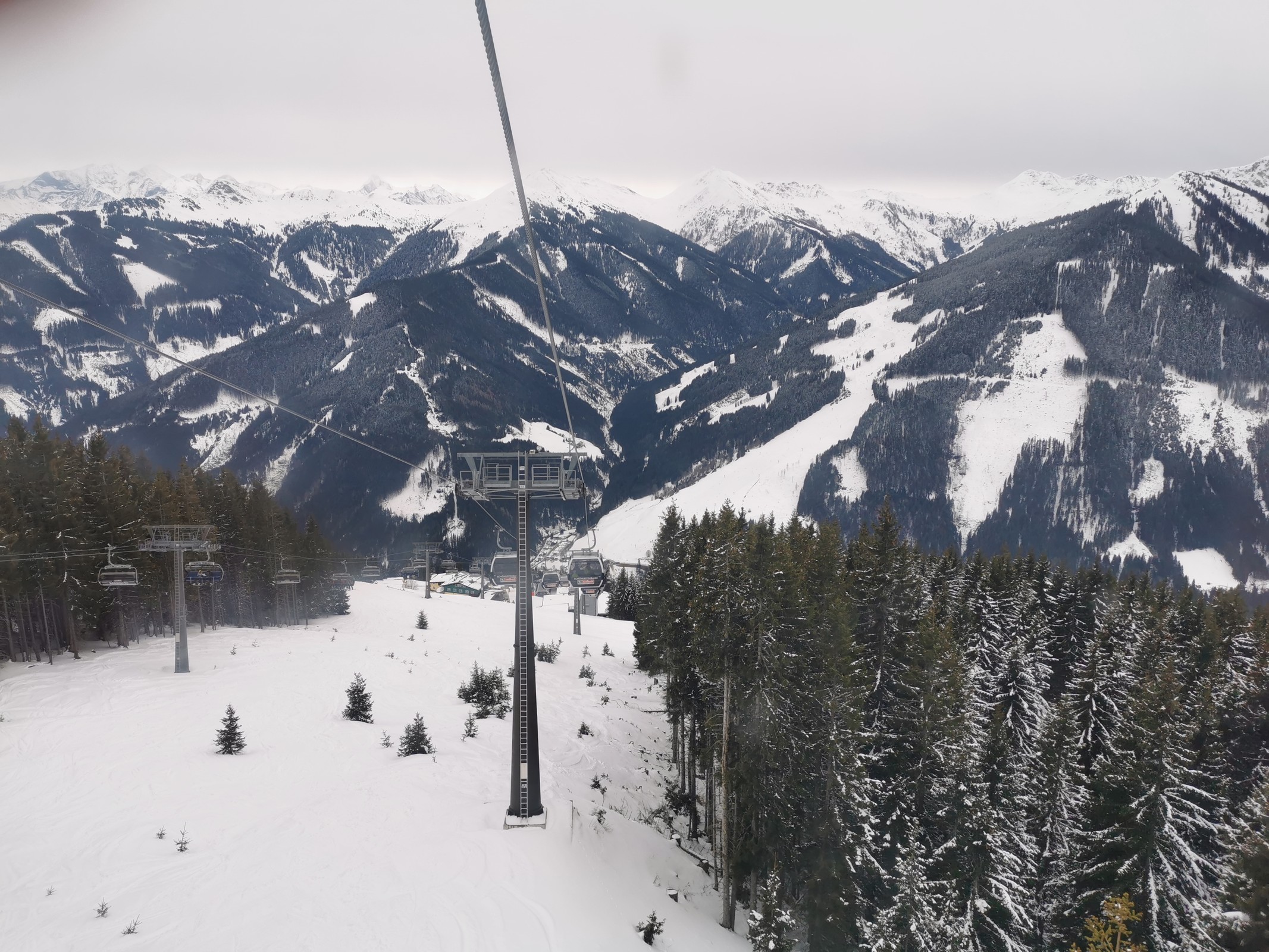 42. Immerhin ist die Busverbindung im 10 Minuten Takt sehr praktisch und man kommt sogleich zur Schönleitenbahn..jpg