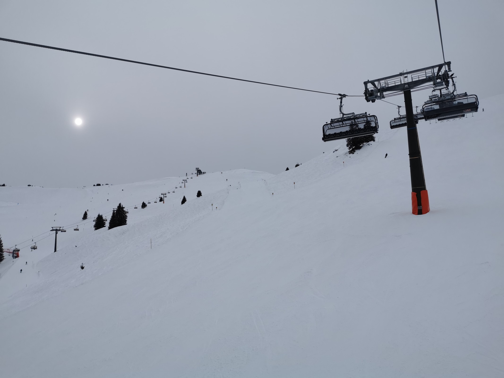 46. Witzig. Die Sonne kämpft, kommt aber nicht mehr ganz durch. Jedenfalls ist die Bodensicht noch OK..jpg