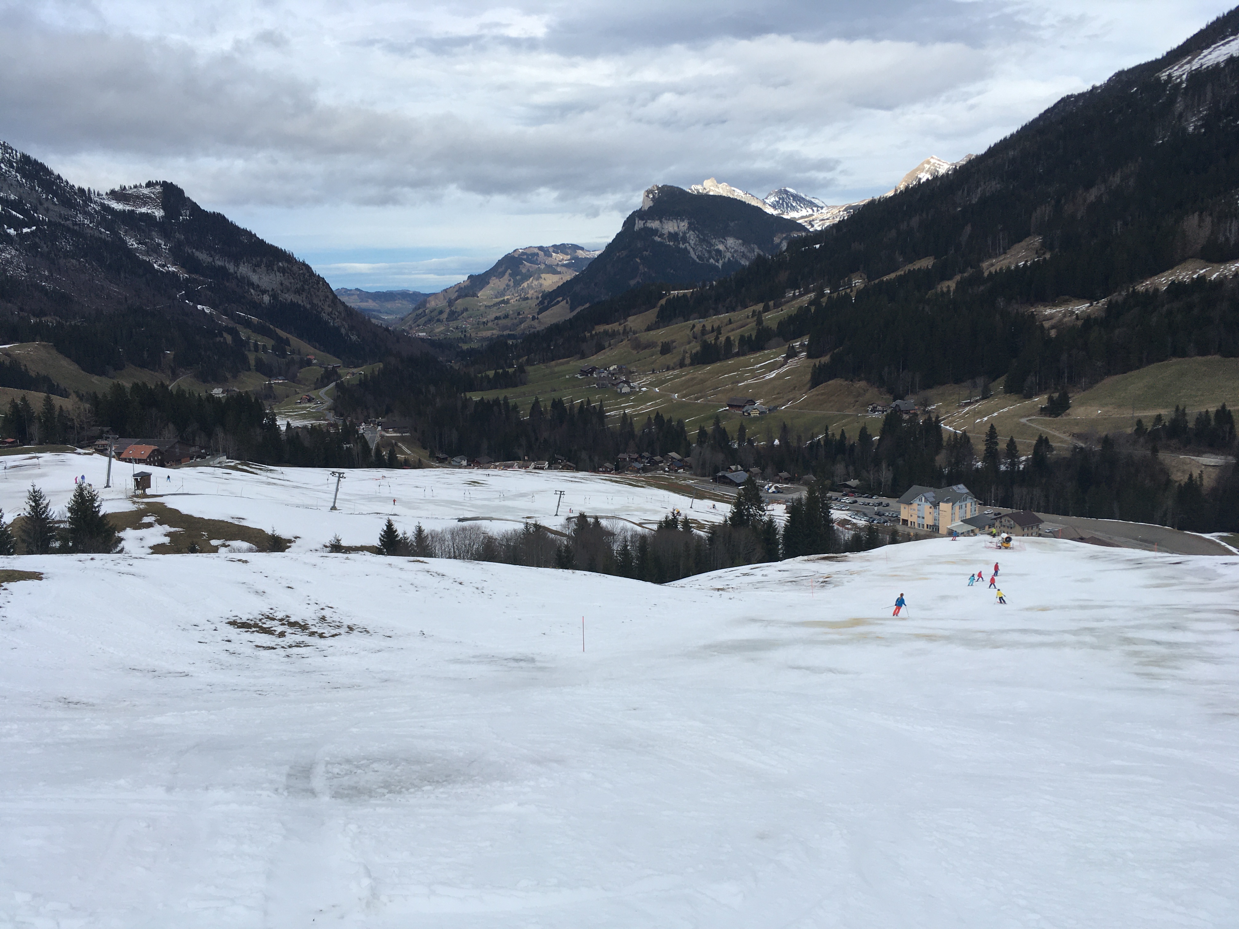 Die davonschmelzenden Pisten am Rischli. Interessanterweise war trotzdem noch genug Schnee da um schadlos runter zu kommen.