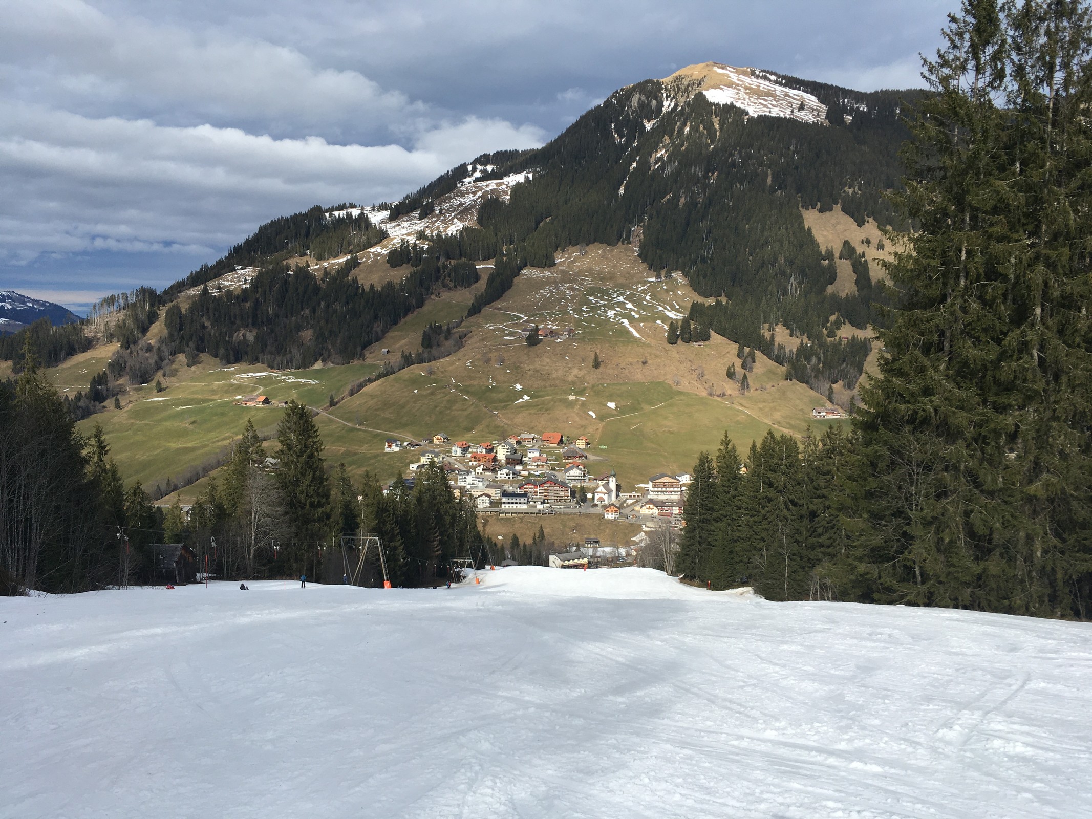 Skilift Dorf. Auch hier wieder genug Schnee zwischen den Bäumen.