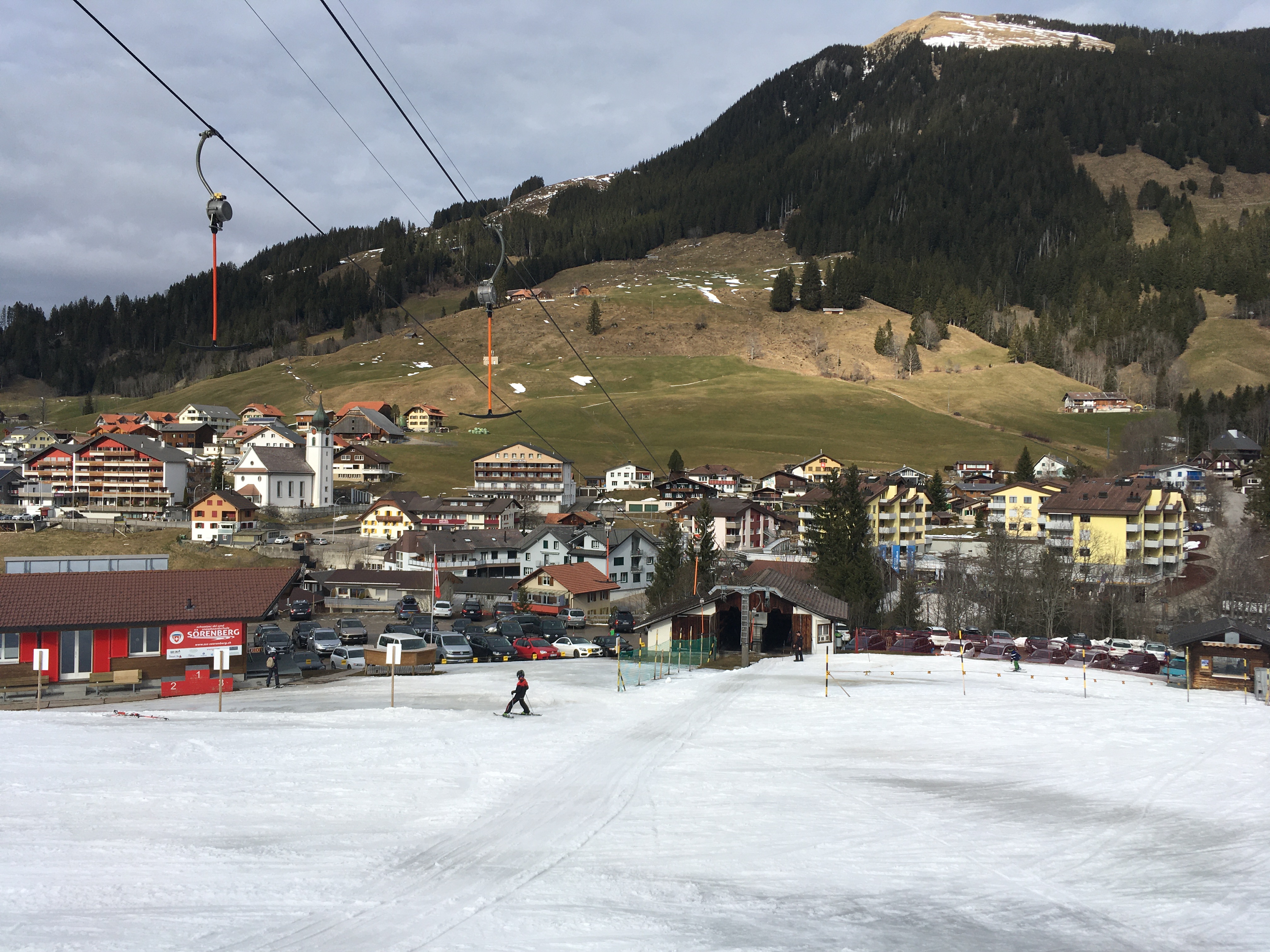 Skilift Schönisei. Läuft parallel zur 6-EUB Rossweid.