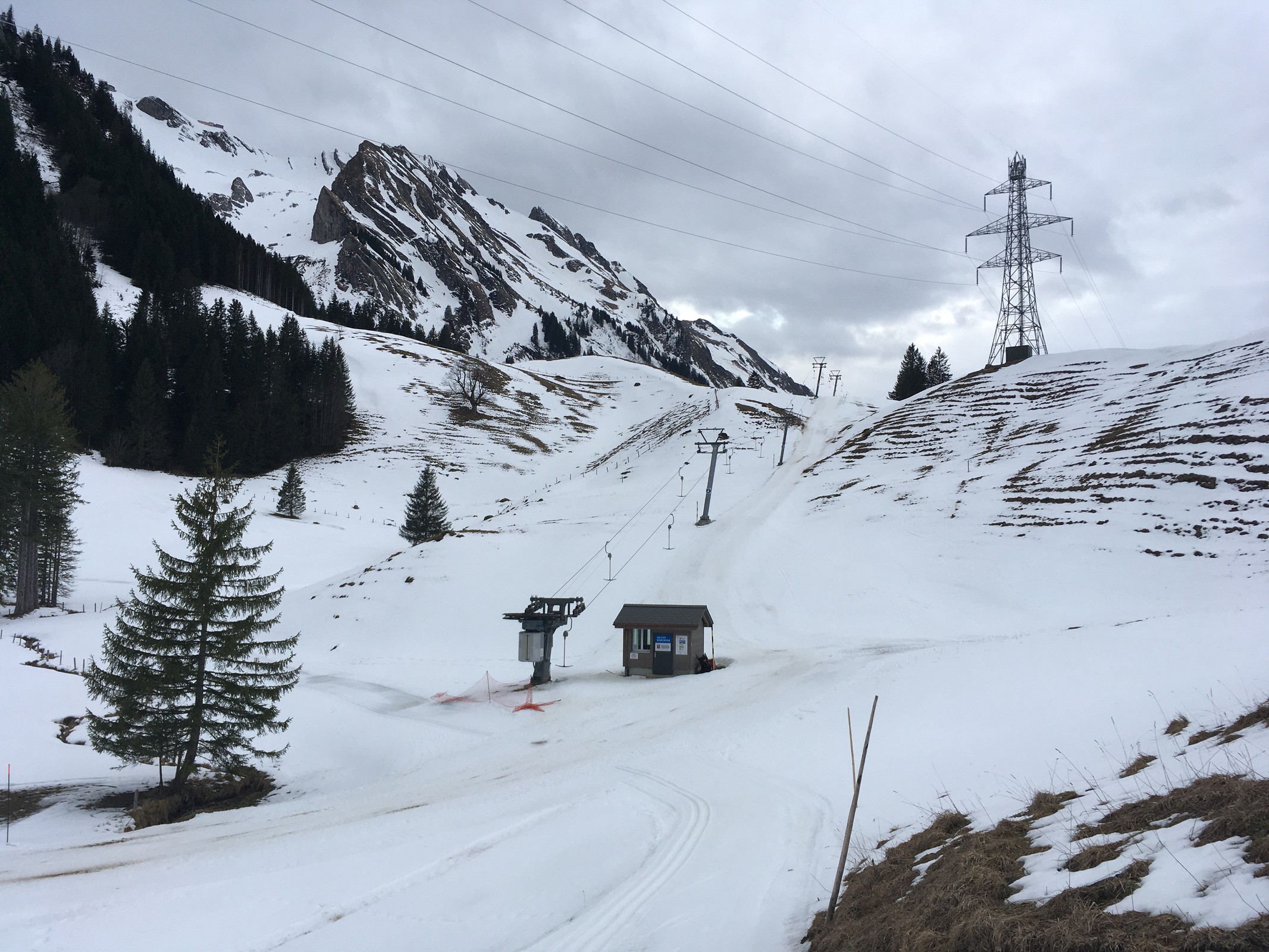 Neuer Skilift Halbachegg bei der Talstation der Rothornbahn.