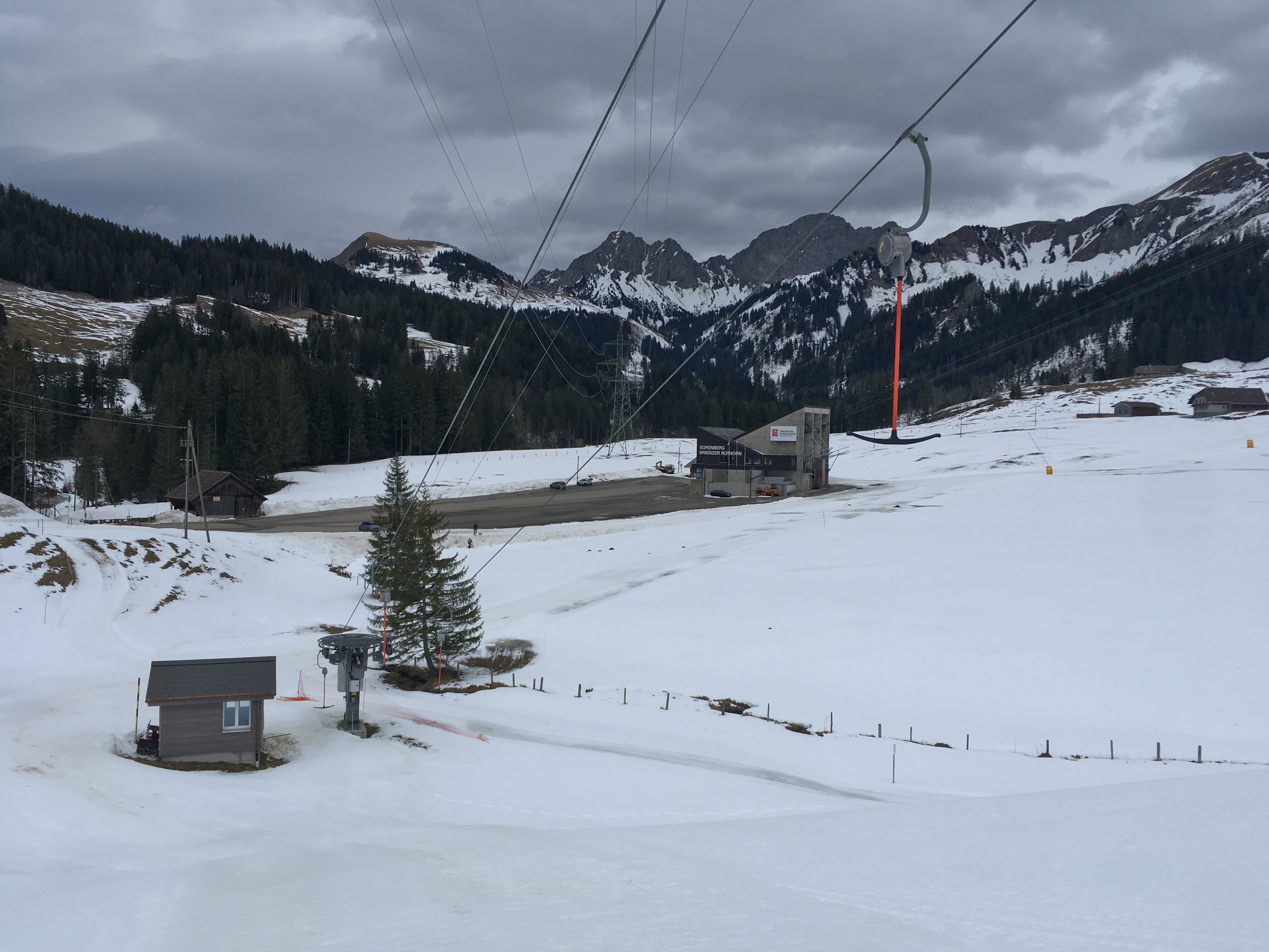 Blick auf die Talstation des Skilifts und der Rothornbahn. Bei den aktuellen nassen Schneeverhältnissen kommt man vermutlich von der Rothorn-Talabfahrt nicht ohne Schieben zum Lift.