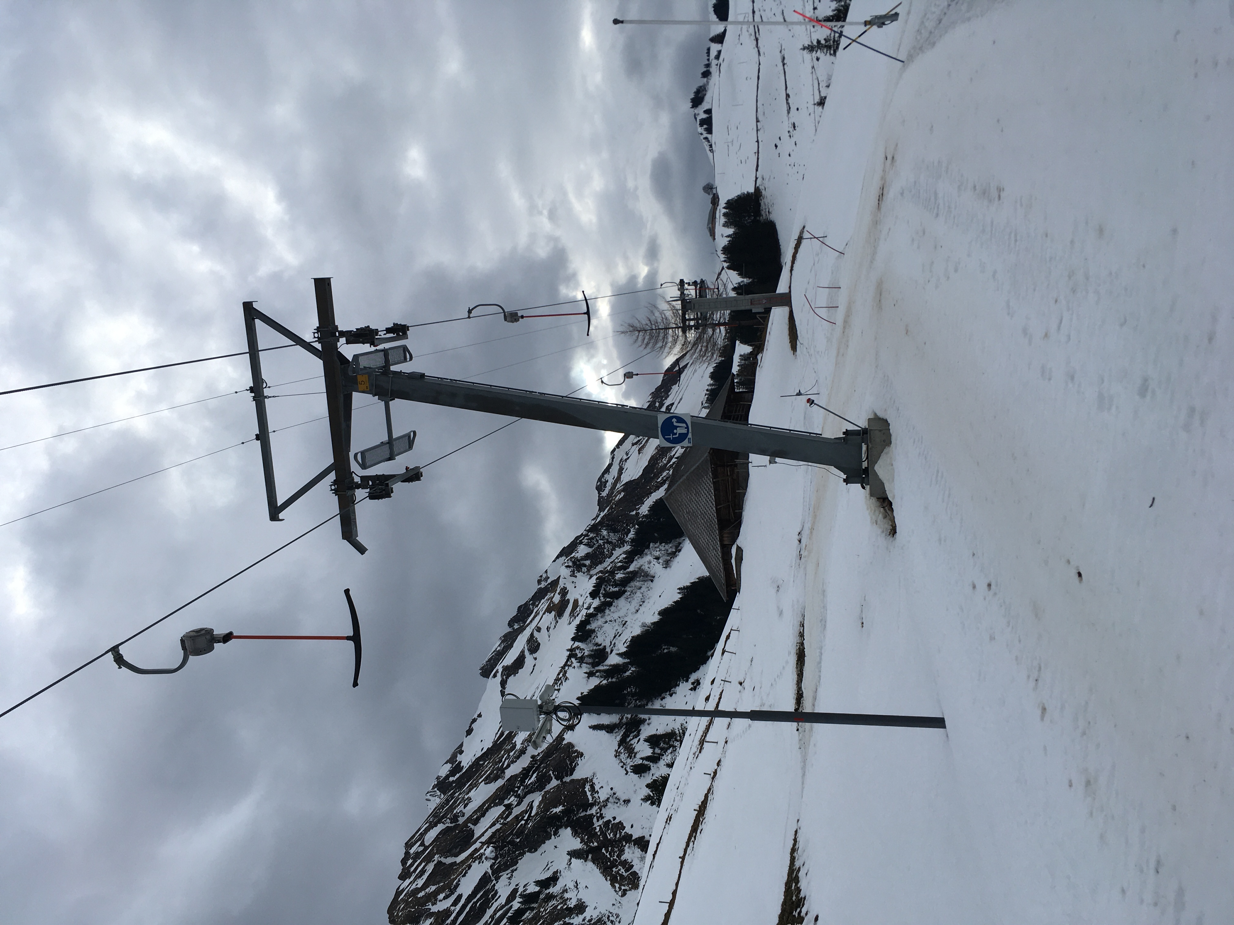 Stütze 5 ist interessanterweise keine Garaventa- sondern eine Doppelmayr-Konstruktion. Und war schon am Lift oben am Rothorn verbaut!