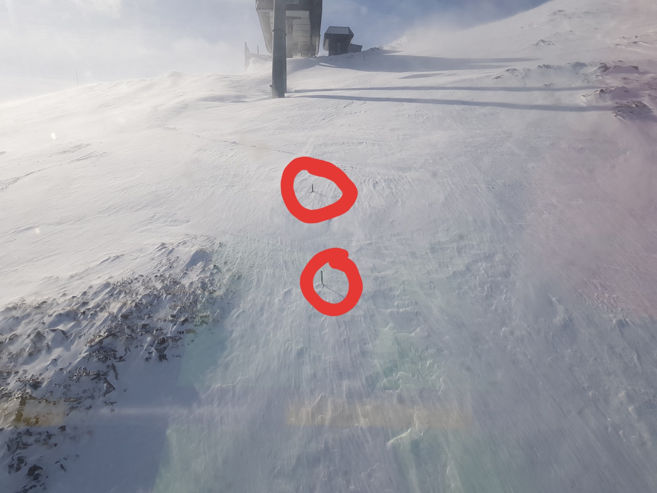 An der Bergstation der Zwölferbahn ist schon (vermutlich) die neue Bahn abgesteckt