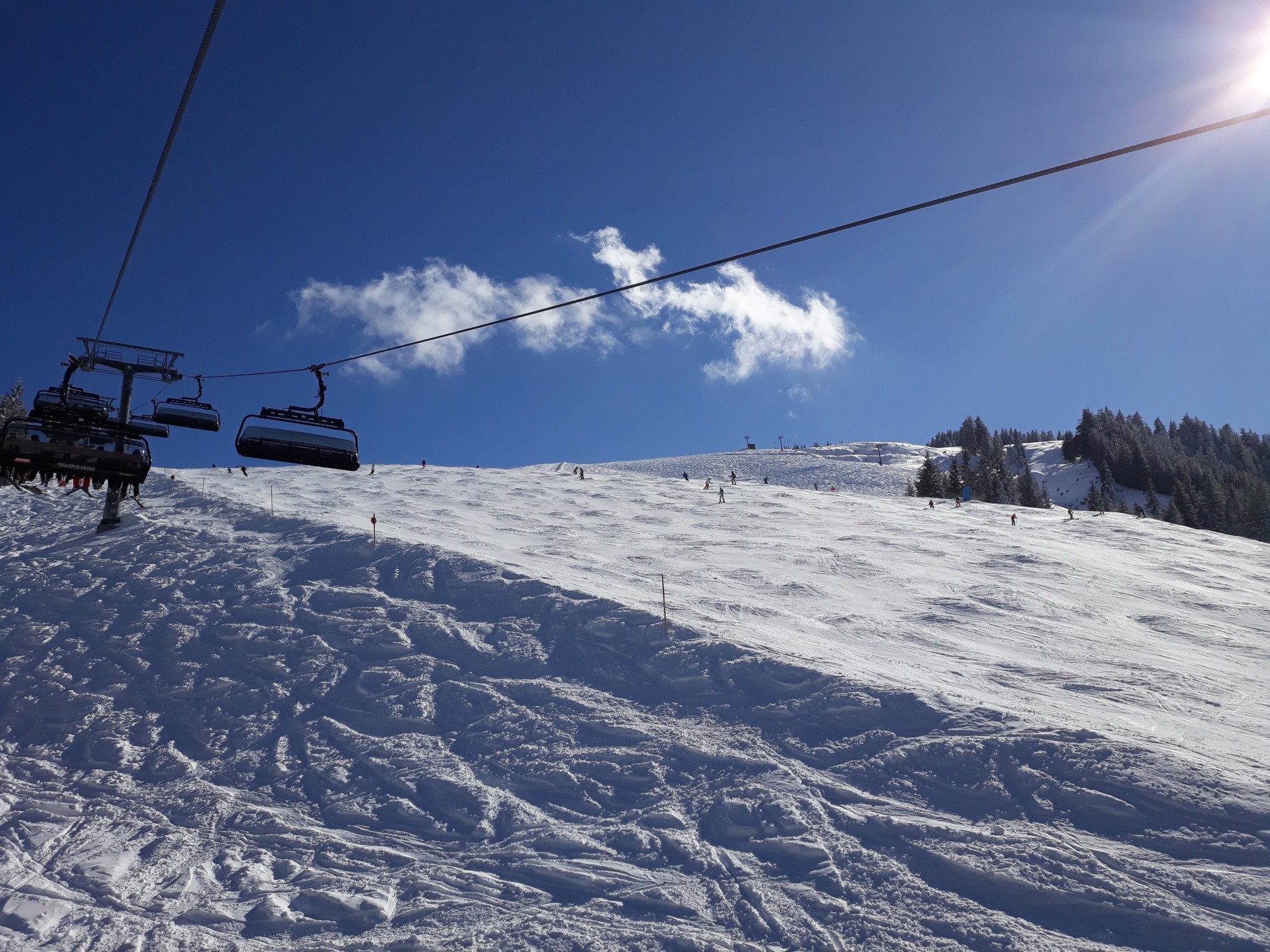 Aualm: zw. den Hügeln hart und tw. glatt am Nachmittag