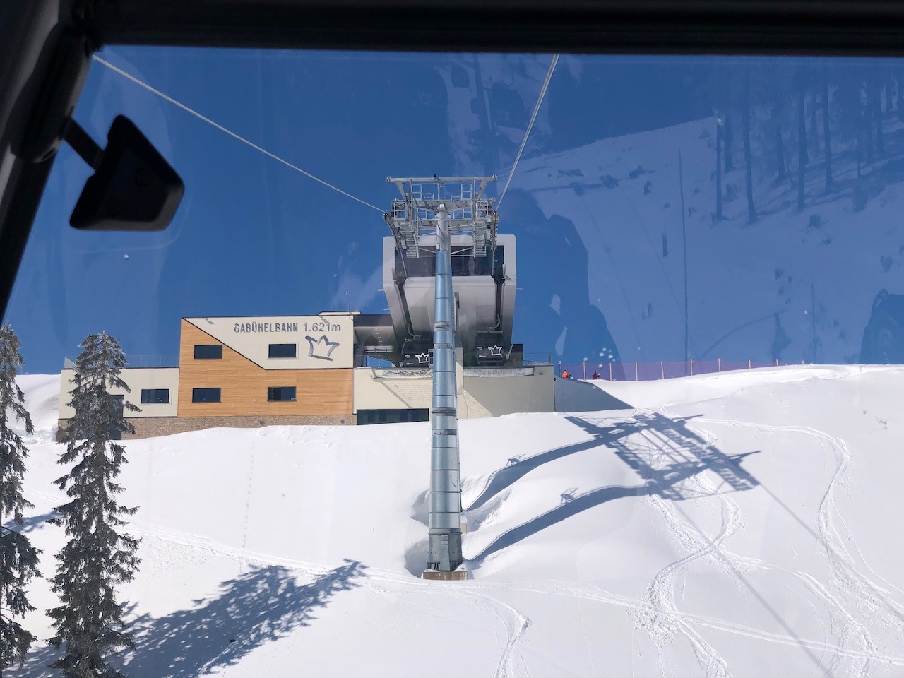 Die Bergstation der neuen Gabühel-Bahn. Durch den Bau hat sich die Bergkuppe stark verändert, ist viel offener - das ist toll bei Sicht, in den Wolken ist die Orientierung jetzt viel schwieriger.