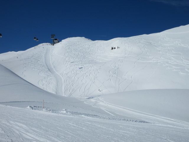 Abfahrt "Gipfelbahn - Steinkar", im Hintergrund die Bergstation der 8-MGD Gipfel (2.174 m)