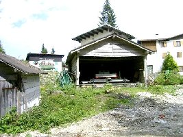 alter Pistenbully in seiner Scheune... so lange kann der Skibetrieb noch nicht her sein