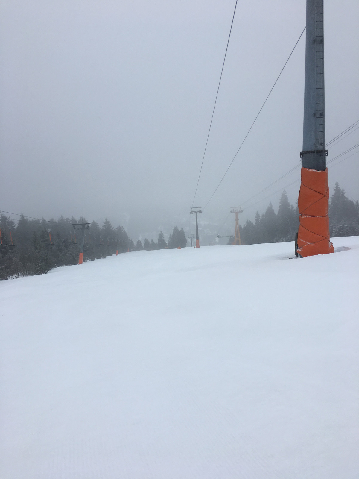 Ja, heute ist Skibetrieb! 1/3 Bahnen fährt hier.
