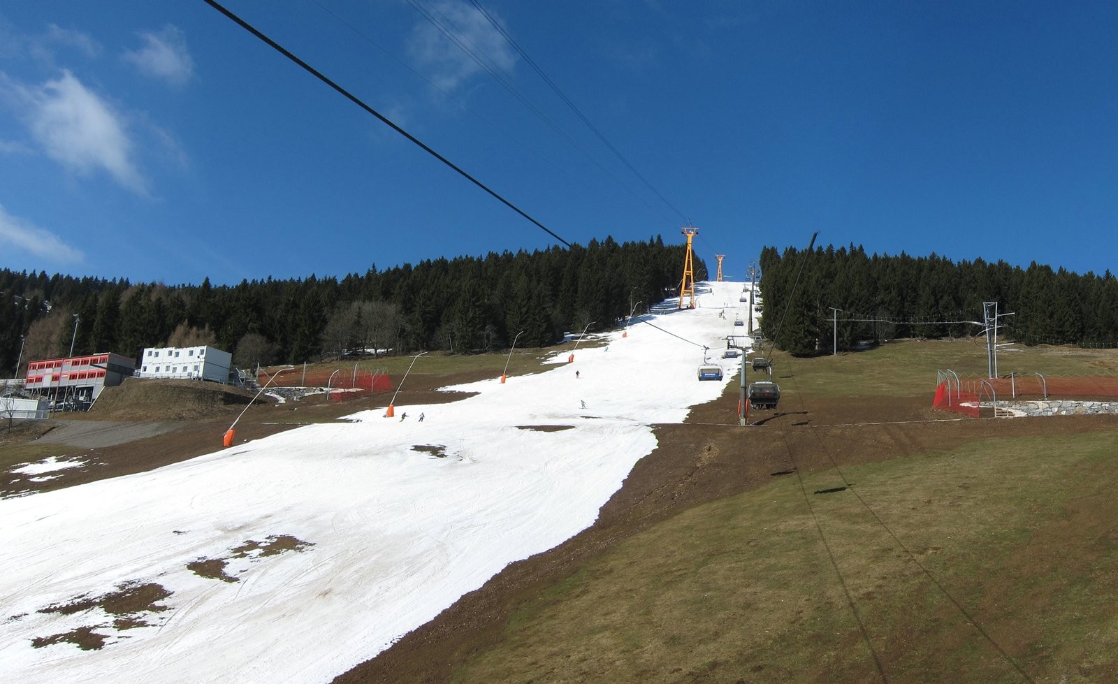 unter der Seilbahn, Blankeis ab Nachmittag im Bereich der gelben Stützen
