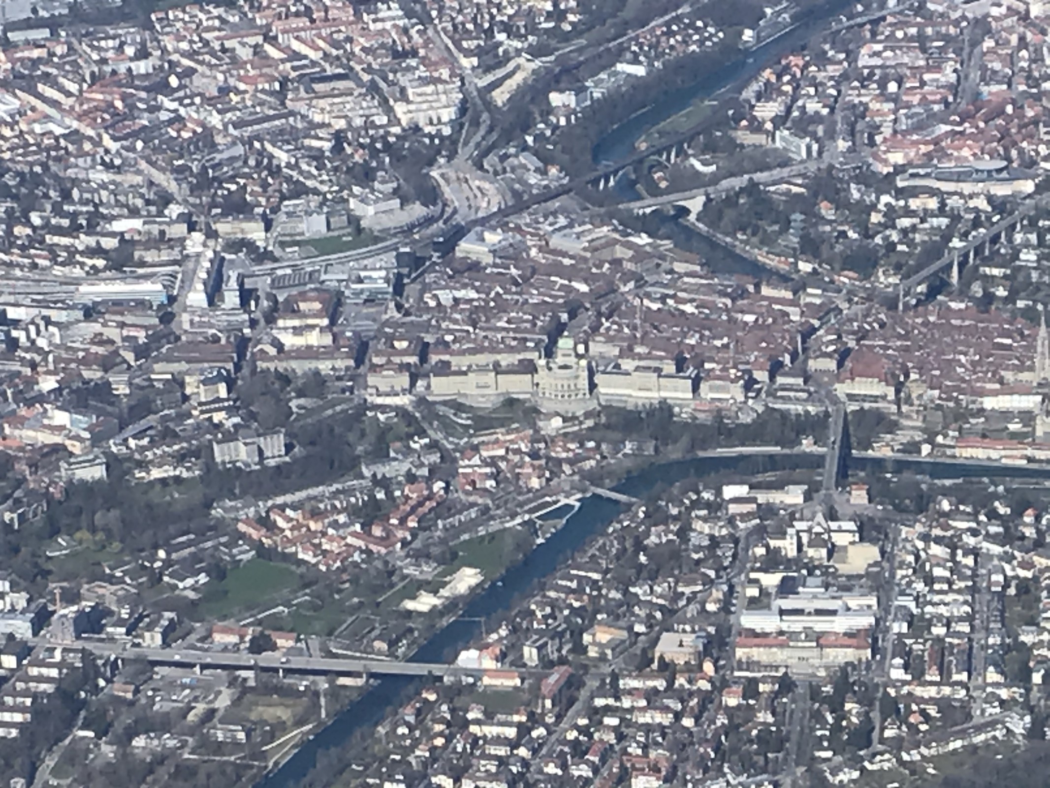 Während wir hier drüber fliegen, wird da unten im Bundeshaus grad entschieden, was wir in den nächsten Tagen noch dürfen und was nicht.