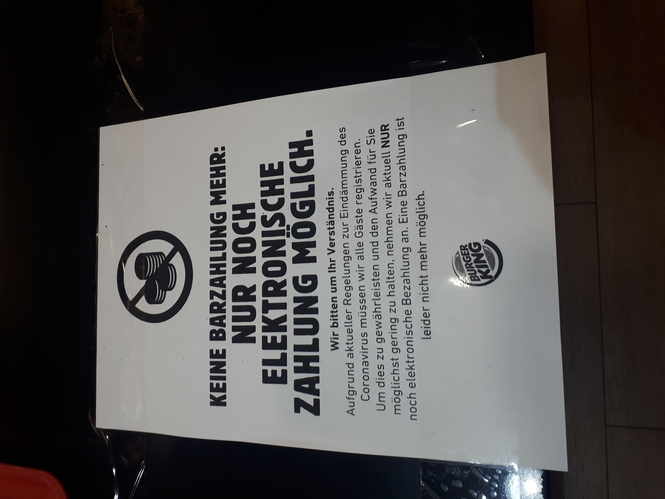 Das ist meiner Rechtsauffassung nach illegal, da Bargeld das EINZIGE gesetzliche Zahlungsmittel ist, gemäß § 14 Abs. 1 Satz 2 BBankG.