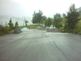 Bauarbeiten am alten Parkplatz, rechts in den Blöcken sind Steine gelagert, könnte also eine Parkanlage oder so werden