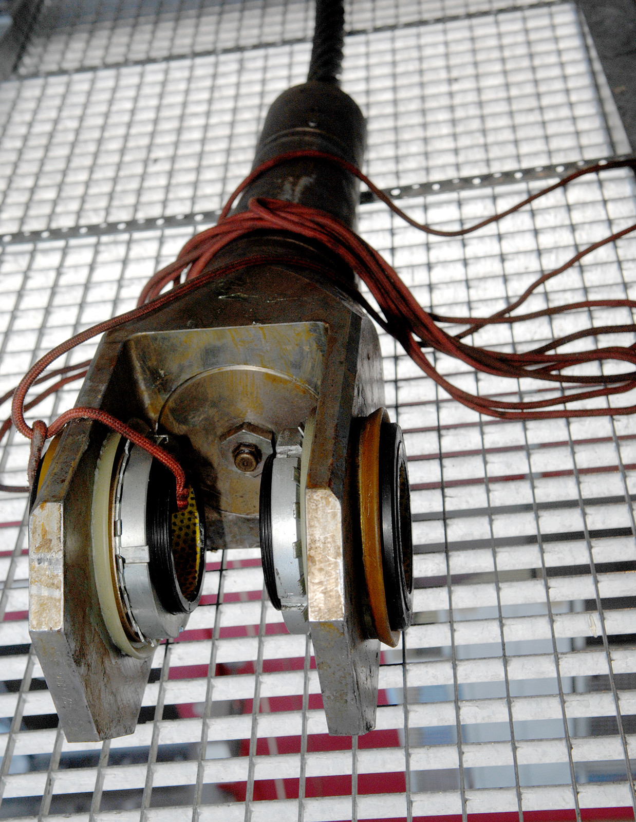 Alter Seilkopf. Bei dieser Ausführung ist der Gabelkörper mit dem Zugseil nicht elektrisch isoliert, die Isolierung erfolgt durch Einbauteile der Gleitlager für den Hohlbolzen.