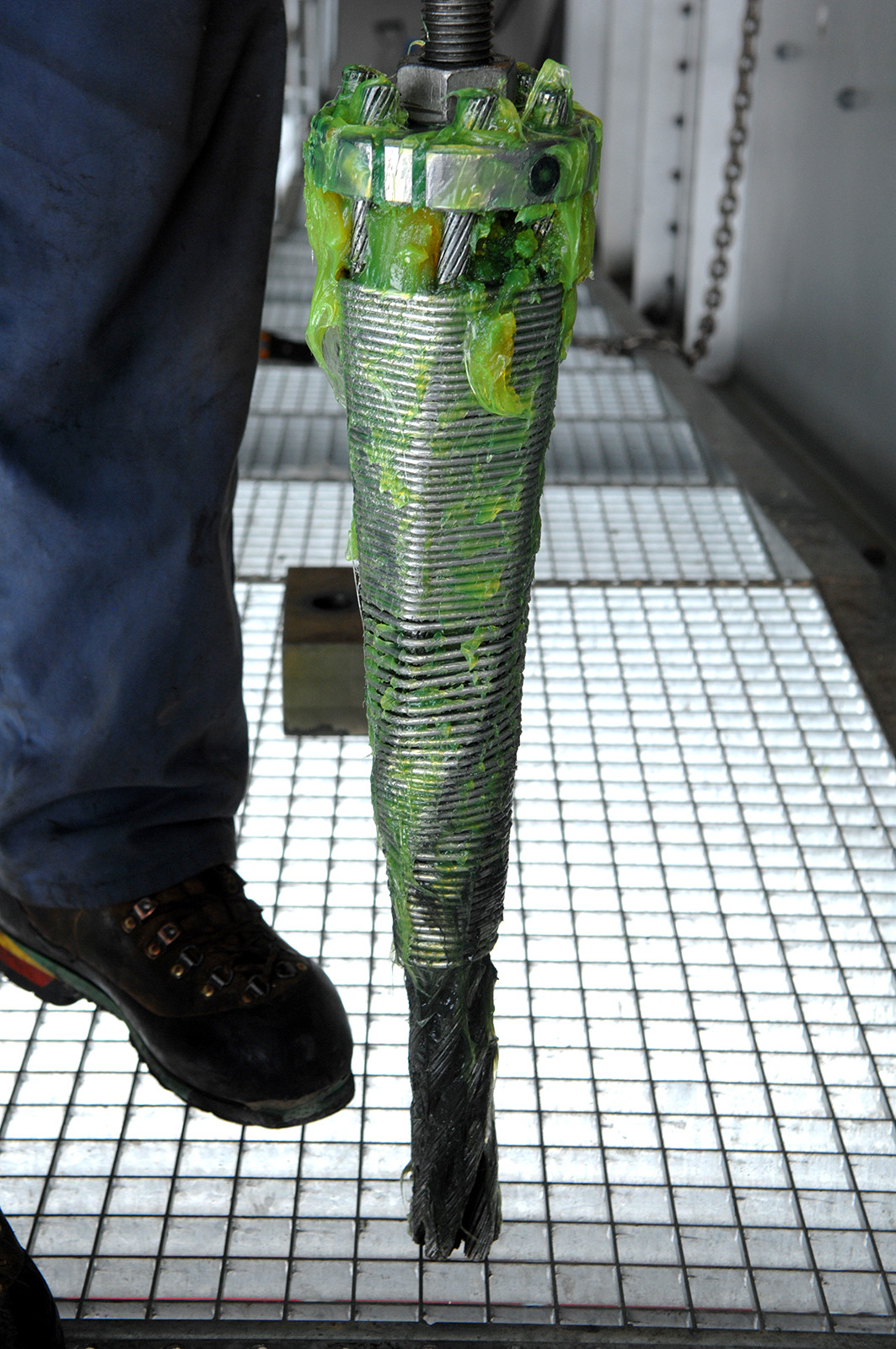 Alter Seilkopf-Kegel, hinten wurde eine Gewindestange als Hilfsmittel zur Demontage eingesetzt.