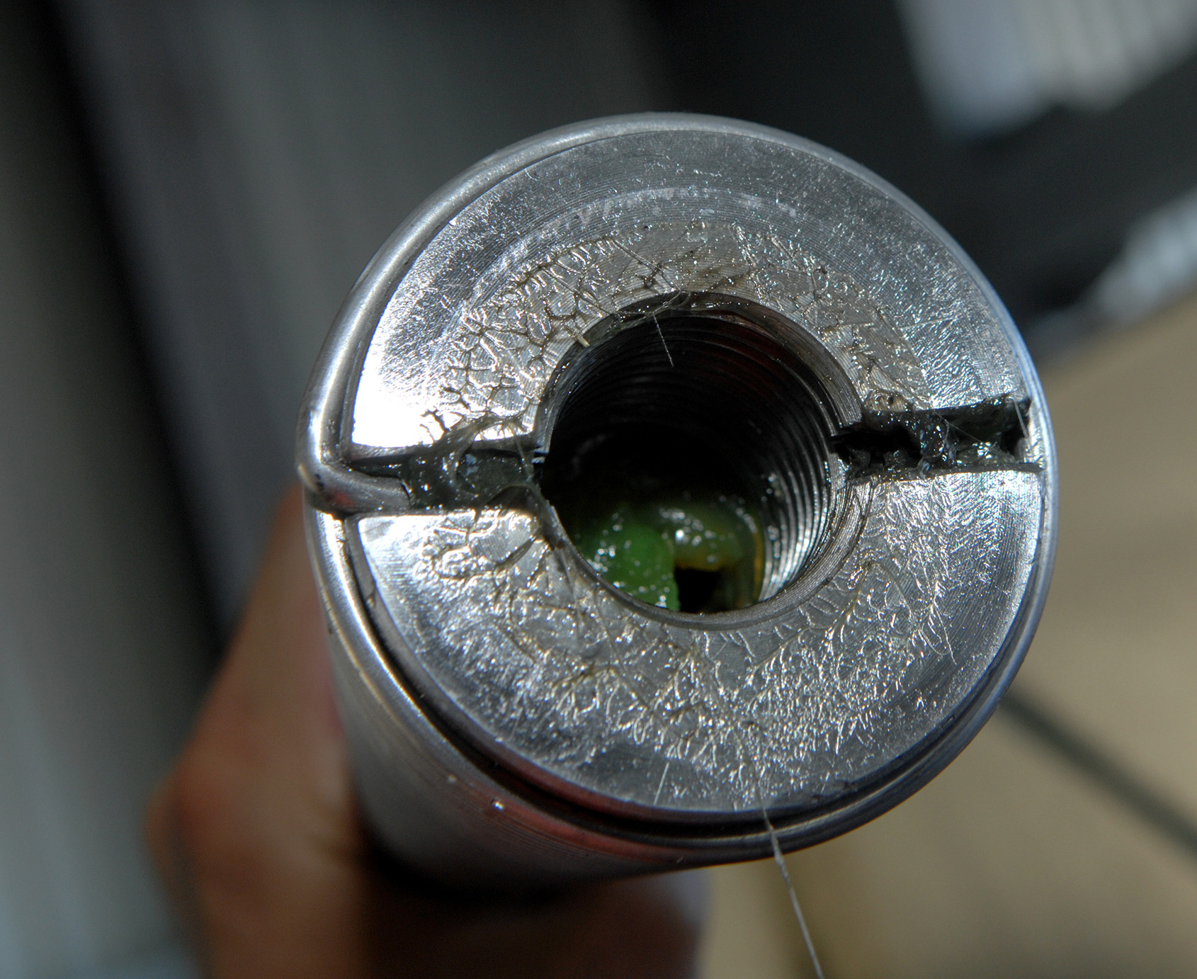 Kegelfuss (Gewindestange als Montagehilfe wurde herausgeschraubt)