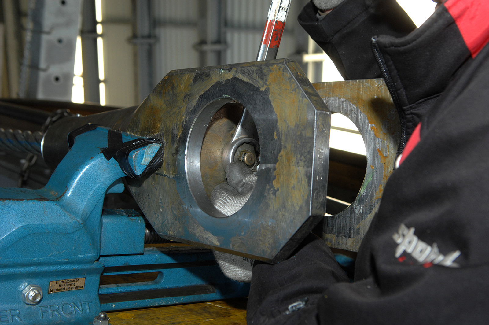 Montage des Einschraubverschlussdeckels, in dessen Mitte ist der Flachkopf-Schmiernippel ersichtlich.