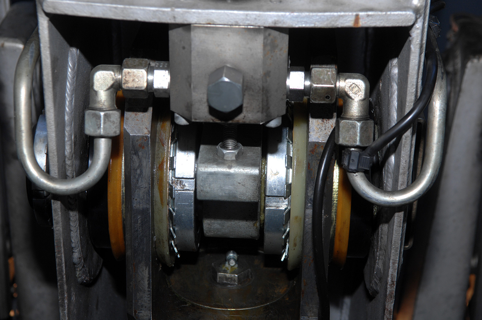 Seilkopf montiert (hier vor Demontage aufgenommen), Seilkopfgabel nicht elektrisch isoliert vom Zugseil).