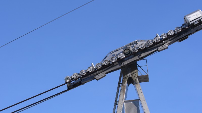 125-PB: Laufwerk (Bild stammt von einem UHD Video, auf 1600 Pixels Breite reduziert). Die Schwingungsdämpfer des oberen bzw. unteren Zugseils sind gut ersichtlich.