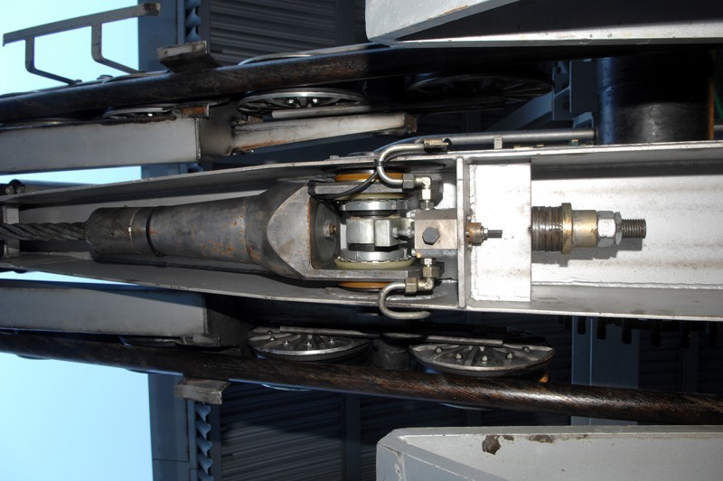 125-PB: Seilkopf montiert, Gesamtansicht. Ebenfalls ersichtlich ist das hydraulische Fangremsen-Auslöseventil der Schlaffseilüberwachung des oberen Zugseils sowie das Tellerfederpaket für die Vorspannung der Schlaffseilauslösung.