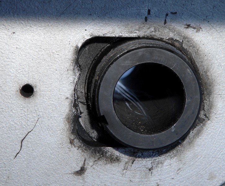 125-PB: Hohlachse des Seilkopfes vor Demontage (Sicherungsteile wurden bereits entfernt), der Längsverfahrweg dient der Schallfseilauslösung. Die Nut ist für das Sicherungsblech der Wellenmutter.