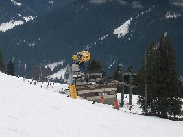 Bergstation der Kohlmais 3er Sessellift, davor Stütze und Gehänge des Schleppliftes