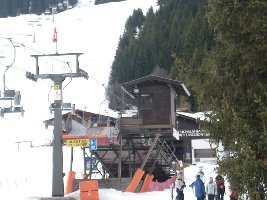 Bergstation Hochalmdoppelsesselbahn mit Skirampe, im Hintergrund Spieleck