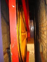 so und hier ist das zugseilspanngewicht man war das eng daetwa ein meter breit