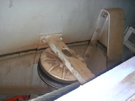 sehr intressant der leiter hat gesagt das das eine laufwerks rolle sei diese mussten sie alleine anmachen weil viel halt das seil nicht sauber verlaufen sei und manchmal aus den rollen gerutscht sei