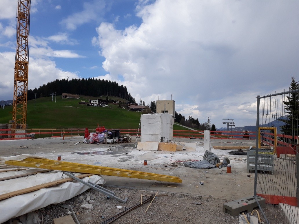 Der Betonpfeiler, auf dem die Umlaufscheibe saß, ist noch da. Er wurde aber "beschnitten"...