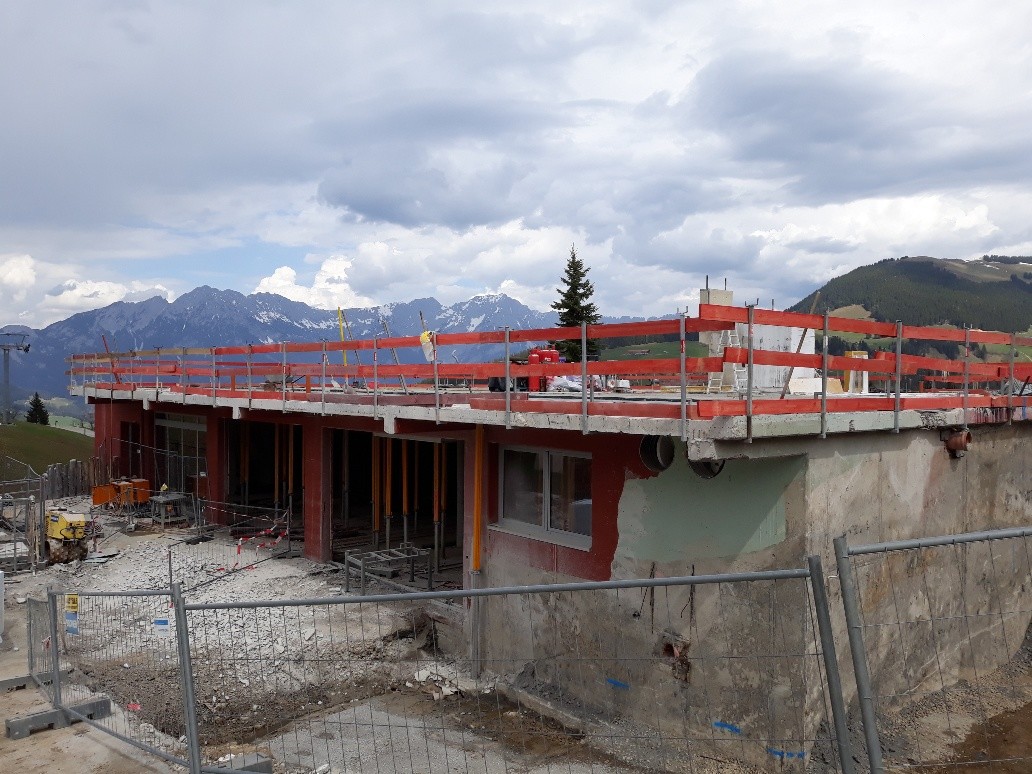 Die Decke ist unterstellt. Gut zu erkennen, dass diese nur dünn ist und daher aus statischen Gründen verstärkt werden muss.