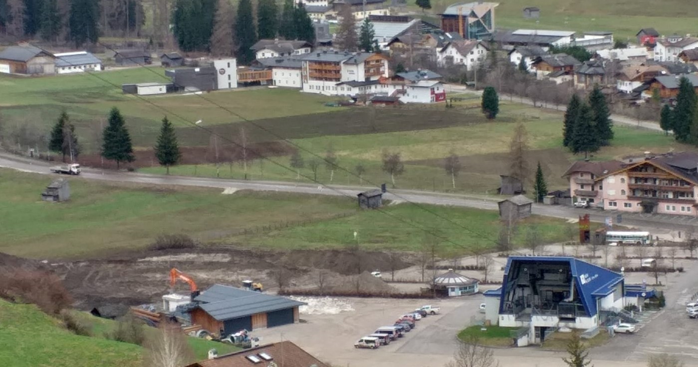 Vorbereitung der Baugrube an der Talstation des neuen Helmjets in Sexten haben begonnen.