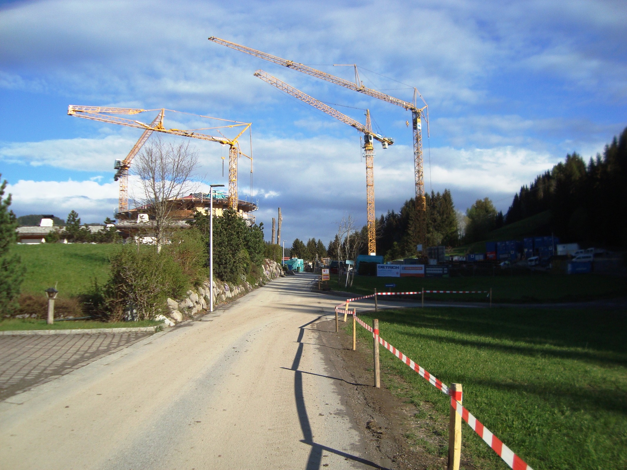 von unten von der Straße