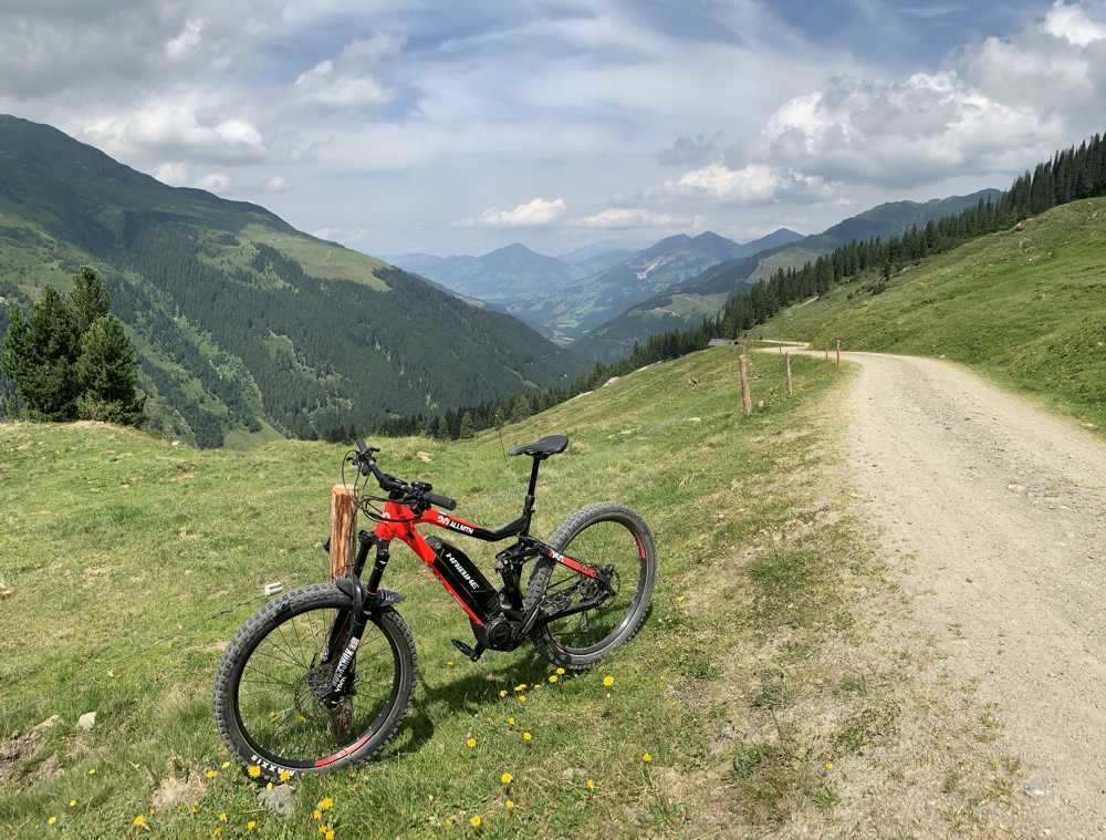 Rückblick mit der Baustelle der neuen Fleidingpiste und der hohen Salve im Hintergrund