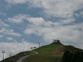 Bergstation Asitzmuldenbahn(Hintergrund) und Asitz 4er-Gipfellift