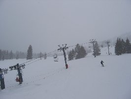Leider mal wieder Nebel, auch hier tolle Tiefschnee- und Buckelhänge