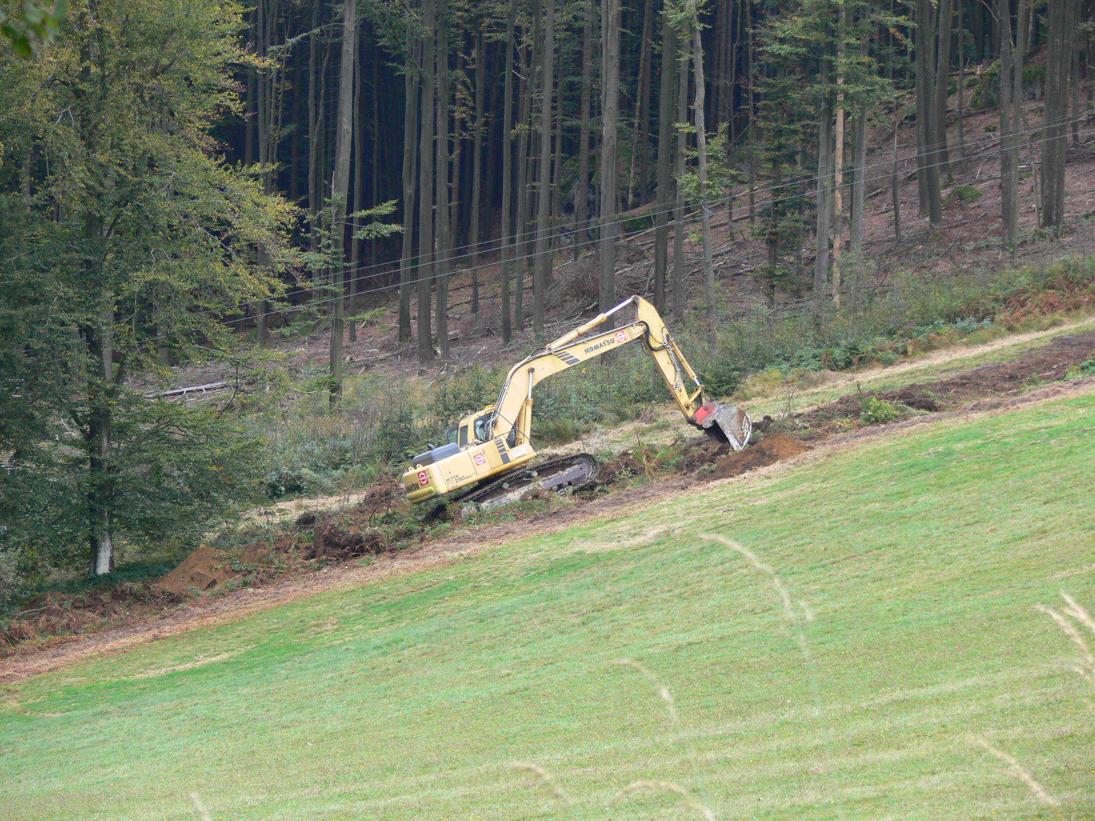 Bagger im Gelände weiter unten.