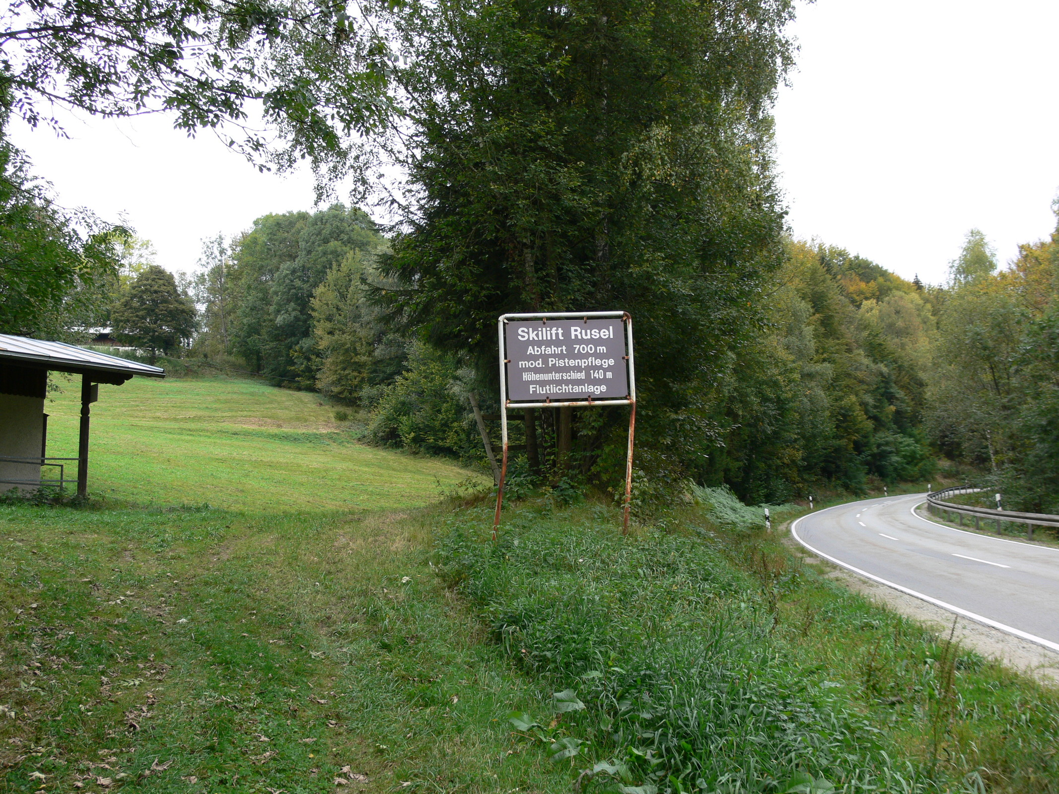 Dann ging es weiter zur Talstation des Hotelhanglifts, die sich direkt an einer Straße befindet. Das Schild zeugt von besseren Zeiten, als Pistenpräparation noch als Novum durchging...
