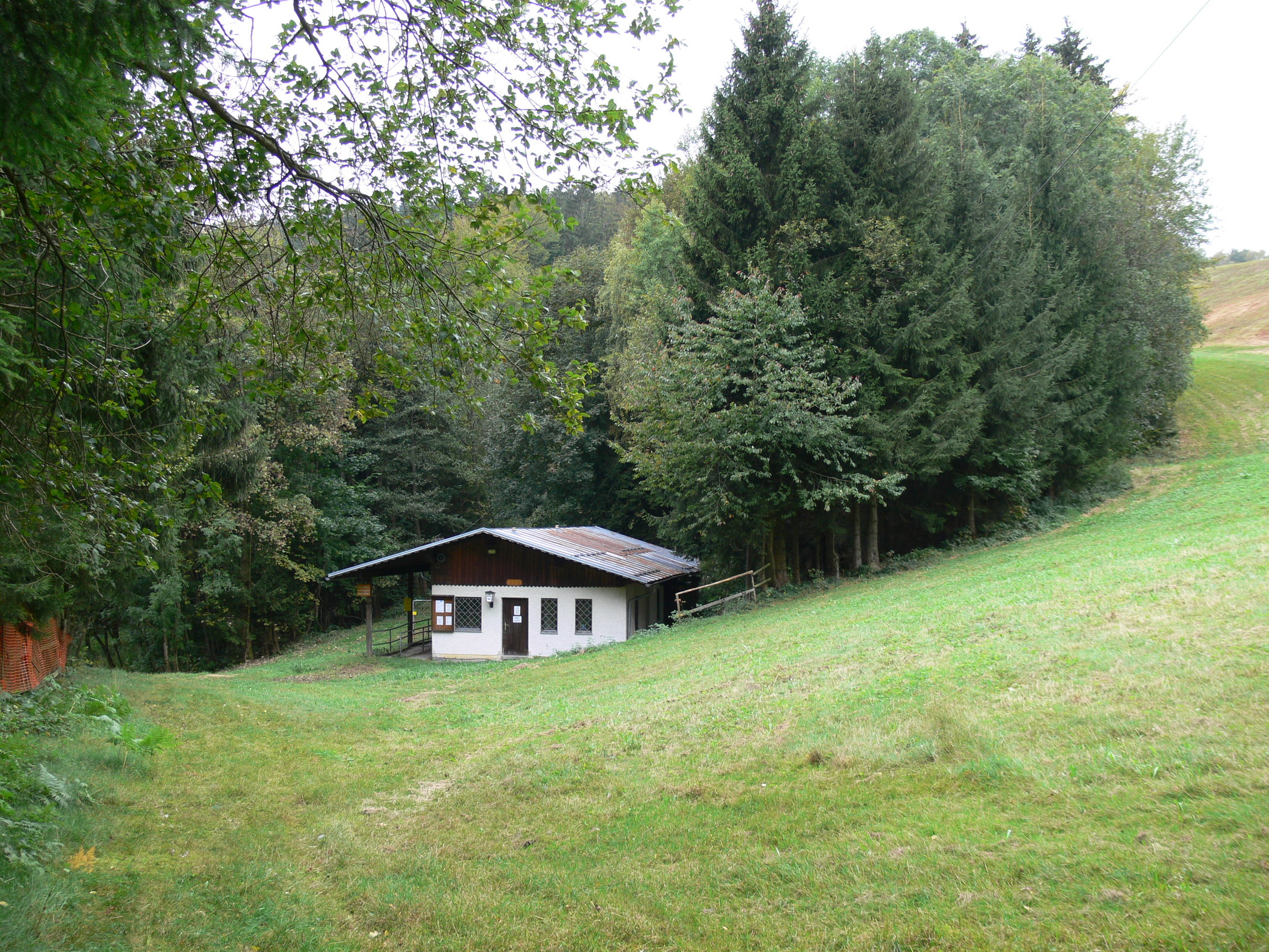 Gleich daneben der Einstieg. Dann stellen wir uns an: