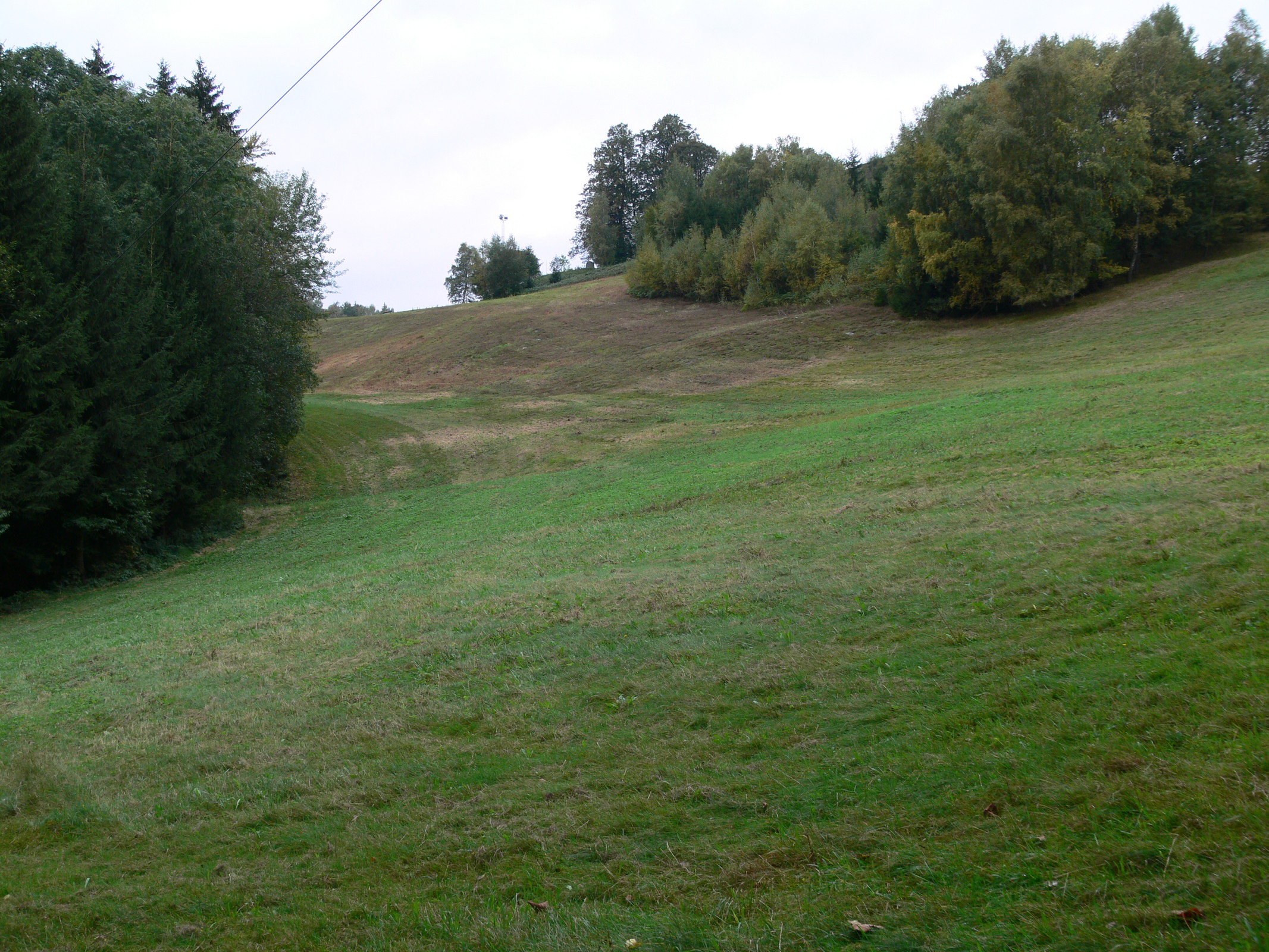 Hier kommt die Piste rein. Muss gruselig zu fahren sein, da sie komplett entgegen der natürlichen Hangrichtung verläuft.