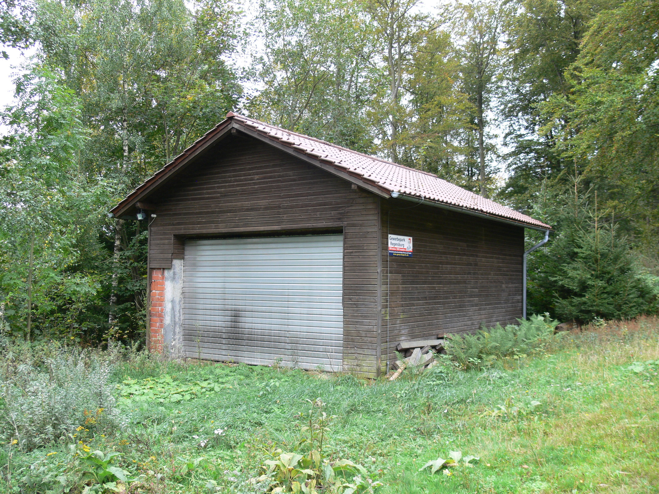 Direkt am Ende der Piste steht die Raupengarage. Keine Ahnung ob sich da drinnen noch ein Fahrzeug verbirgt.
