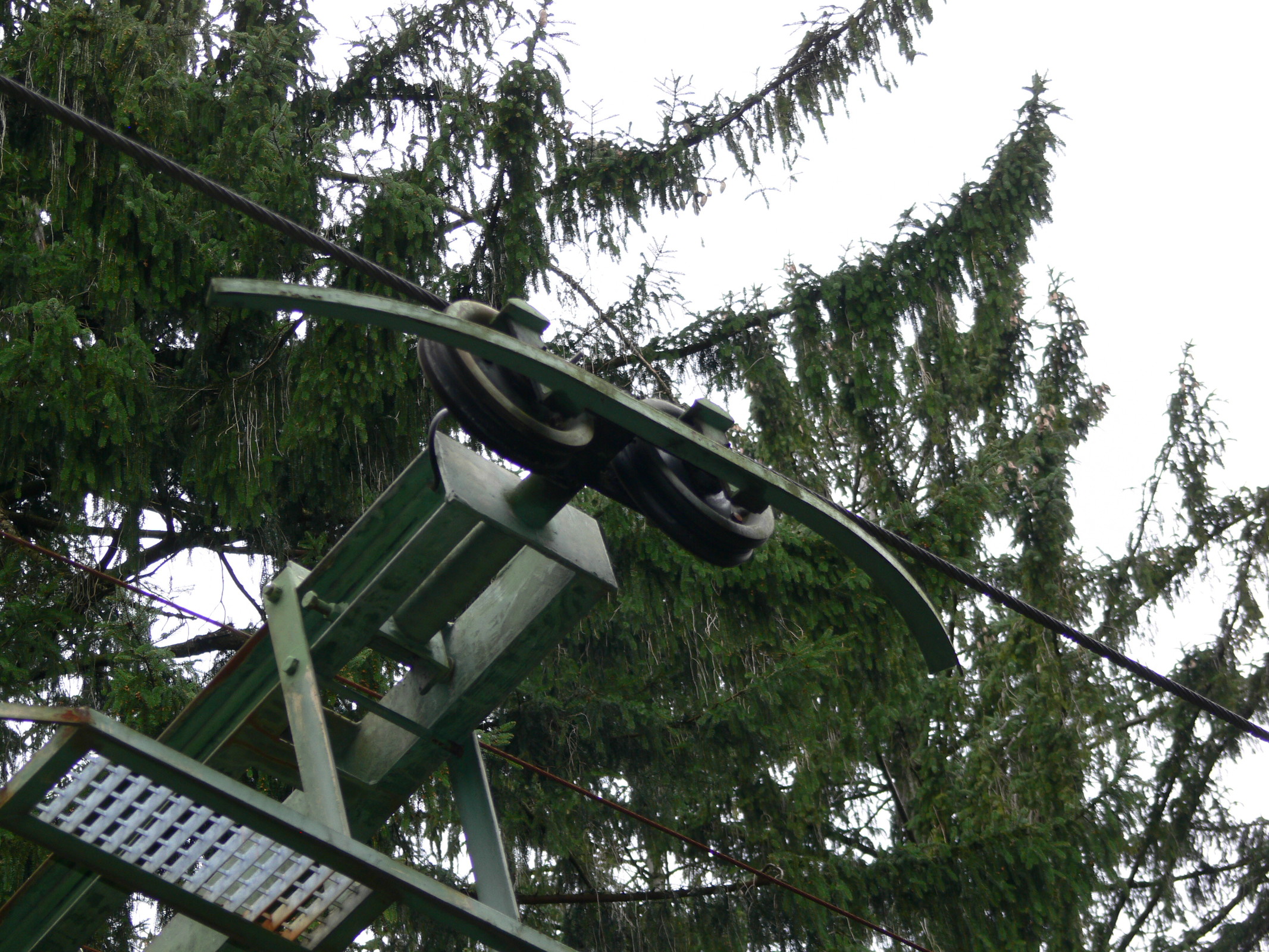 An den Stützen sind kleinere Rollen montiert als an der Antriebsstation.