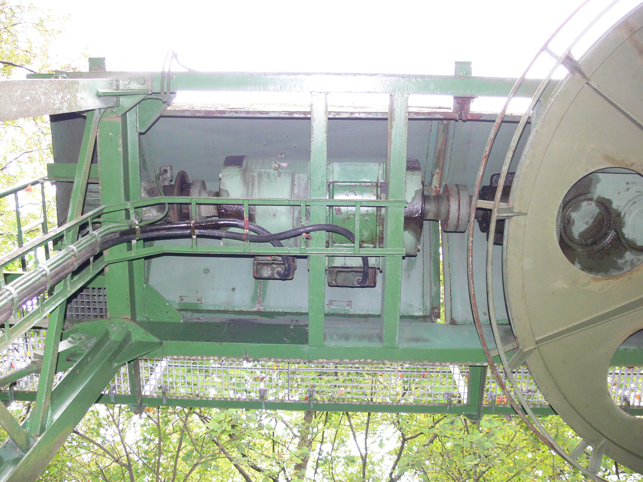 Blick unter die Haube. Neben dem großen Elektromotor in der Mitte gibt es links auch noch einen Kleinen. Der könnte zur Revision dienen?