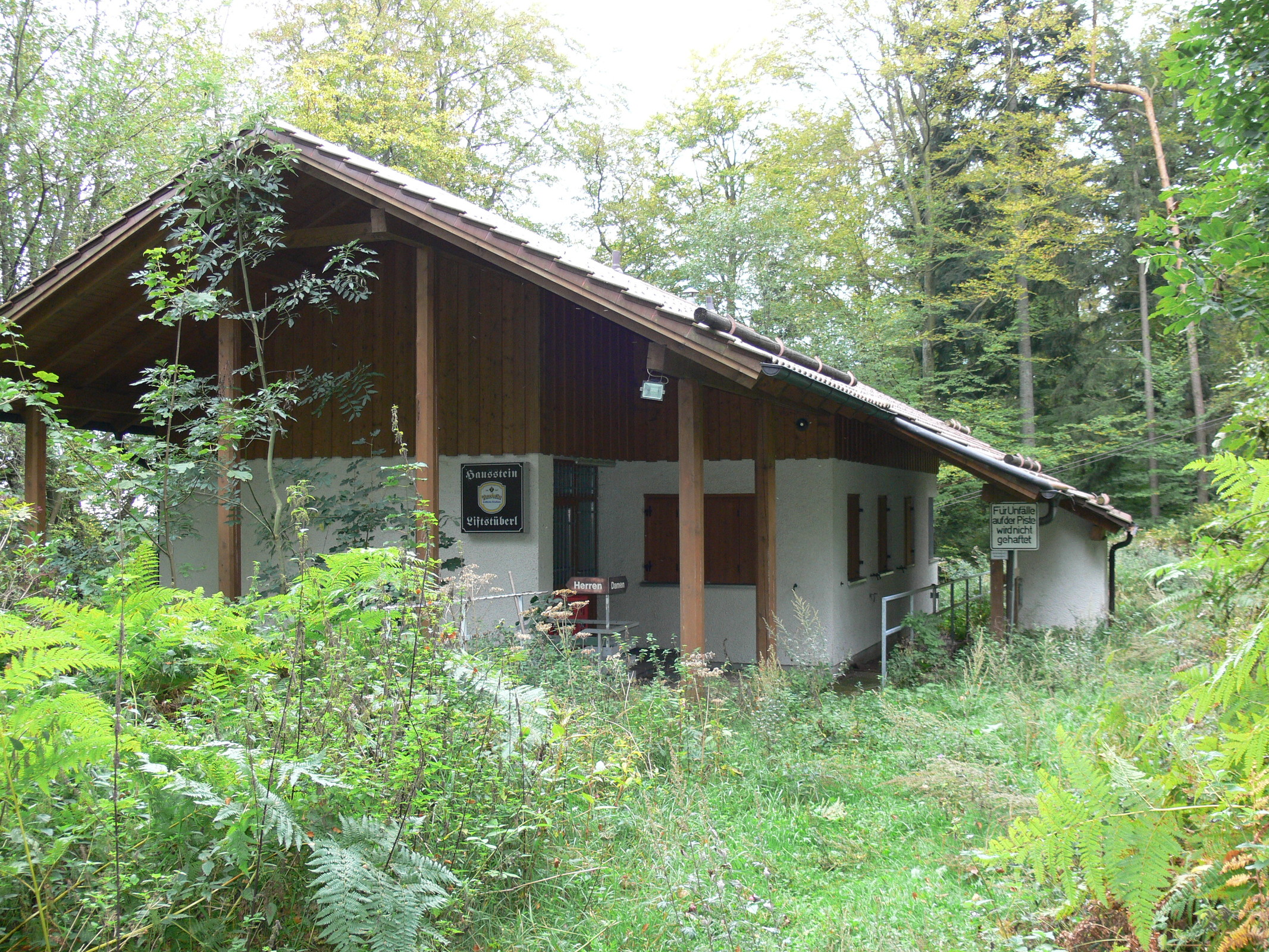 Abschließend noch ein Bild von der anderen Seite des "Haussteiner Liftstüberls". Das Haus scheint ziemlich neu zu sein und wirkt wie ein Fremdkörper in dieser grünen Hölle.