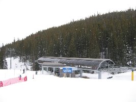 Die Hälfte der Sessel fährt leer bis hierher um keinen Stau beim Einsteigen aufkommen zu lassen